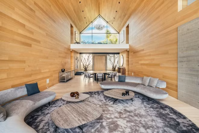 Forest Knoll Residence gồm 3 căn nhà có mái đầu hồi nối với nhau bằng cầu thang. Ảnh: Mike Kelley.