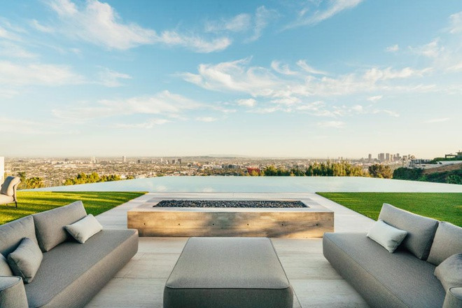 Bể bơi có tầm nhìn toàn cảnh thành phố. Ảnh: Mike Kelley.