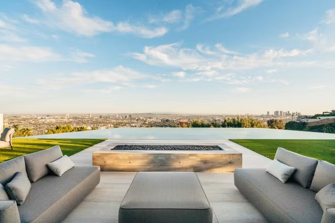 Bể bơi có tầm nhìn toàn cảnh thành phố. Ảnh: Mike Kelley.