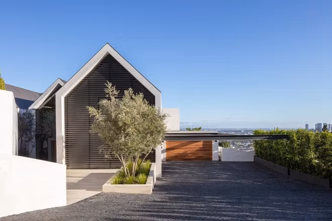 Hầm để xe motor lấy cảm hứng từ đường phố châu Âu. Ảnh: Mike Kelley.