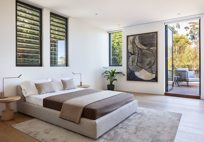 Phòng ngủ có ban công rộng rãi. Ảnh: Mike Kelley.