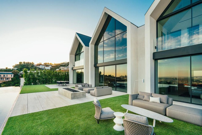 Phía sau căn nhà là sân sau và bể bơi. Ảnh: Mike Kelley.