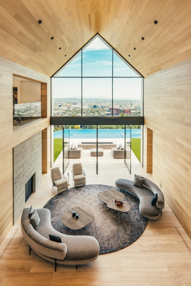 Trần nhà cao bên trong ngôi nhà có thiết kế độc đáo. Ảnh: Neue Focus.