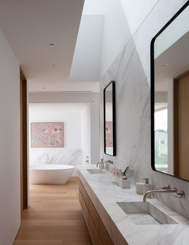 Căn nhà gồm 9 phòng tắm có tầm nhìn ra khung cảnh bên ngoài. Ảnh: Mike Kelley.