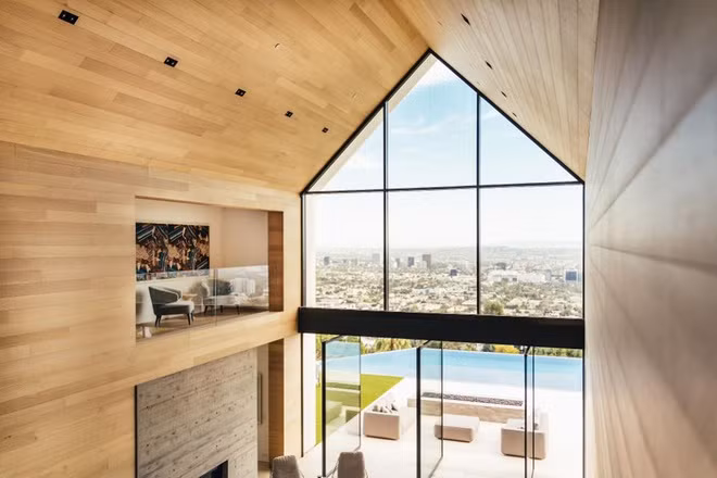 Cửa kính cao hơn 9 m giúp người ở trong nhà có thể ngắm nhìn quang cảnh thành phố. Ảnh: Mike Kelley.
