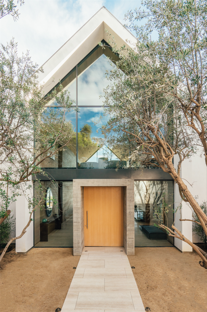 Cầu thang, phòng khách và nhà bếp nằm ở tầng dưới, trong khi phòng ngủ, phòng tắm và văn phòng nằm tại các tầng trên. Ngôi nhà được thiết kế bởi Standard Architecture và Plus Development. Ảnh: Mike Kelley.