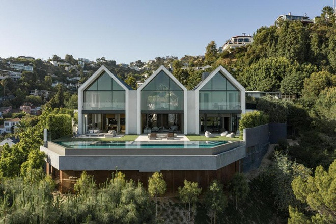 Căn nhà gồm 6 phòng ngủ và 9 phòng tắm trải rộng trên hơn 1.000 m2. Ảnh: Mike Kelley.