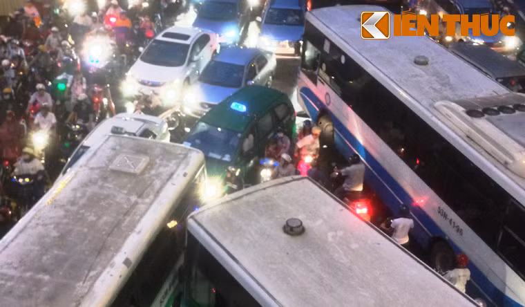 Người điều khiển xe máy bị ép chặt từ các xe tải, ô tô, xe buýt...đang cố gắng tìm mọi cách vượt qua thảm cảnh kẹt xe...