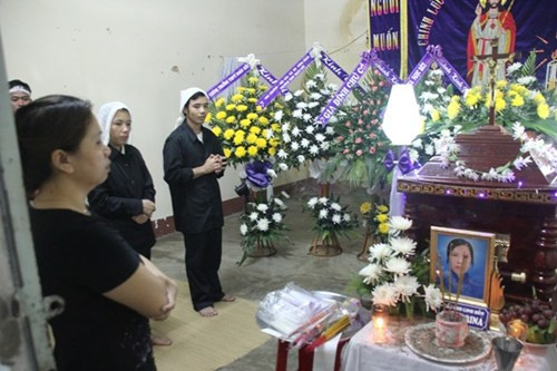 Gia đình tổ chức hậu sự cho bà Lan. Ảnh Zing.