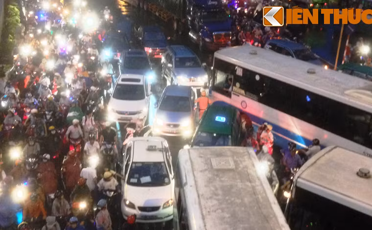 Đội CSGT Rạch Chiếc (phòng CSGT đường bộ-đường sắt CA.TPHCM) đã điều hàng chục cán bộ, chiến sĩ cùng đến hiện trường để giải tỏa phân luồng giao thông.