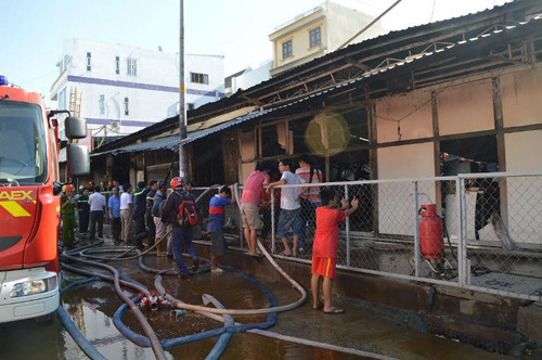 Lực lượng cảnh sát PCCC quận 9 nhanh chóng có mặt tại hiện trường tham gia cứu hỏa.