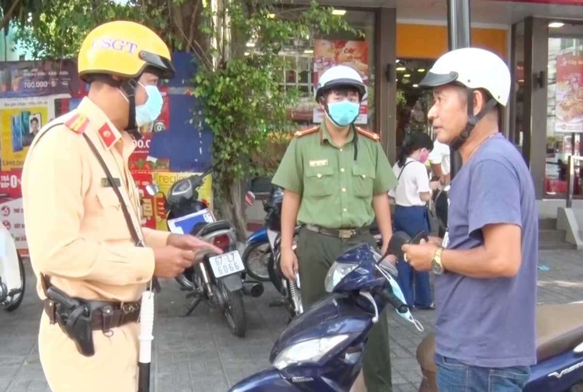 Hang tram nguoi bi phat vi khong deo khau trang