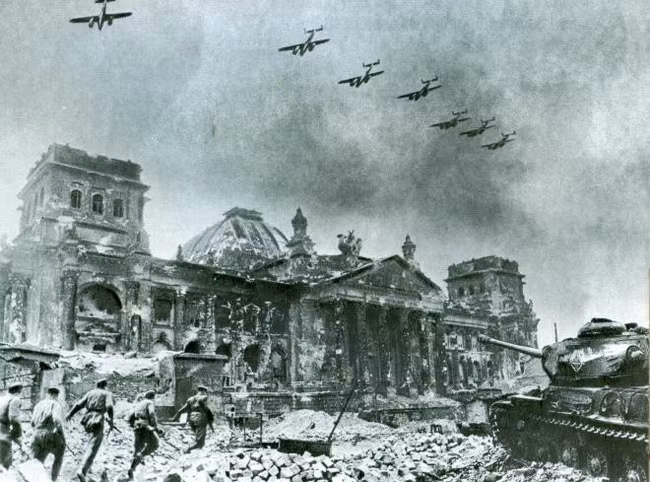 Cuộc tấn công vào tòa nhà Reichstag ngày 29/4 của Hồng quân đã thất bại. Reichstag chỉ chịu thất thủ vào tối ngày 30/4, khi lá cờ Liên Xô đã bay trên biểu tượng của Đức Quốc Xã. Khoảng 1.500 người Đức trong tầng hầm tòa Quốc hội đã cố gắng trốn thoát nhưng không thành công.