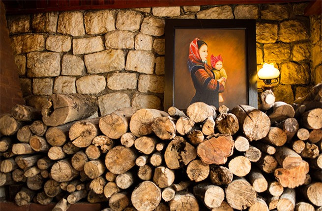 Khách sạn Victoria Sapa với vẻ đẹp độc đáo được trang trí bởi những tác phẩm nghệ thuật rất tỉ mỉ và tinh xảo. Bức tranh vẽ một người phụ nữ dân tộc thiểu số và đứa trẻ này là một ví dụ.