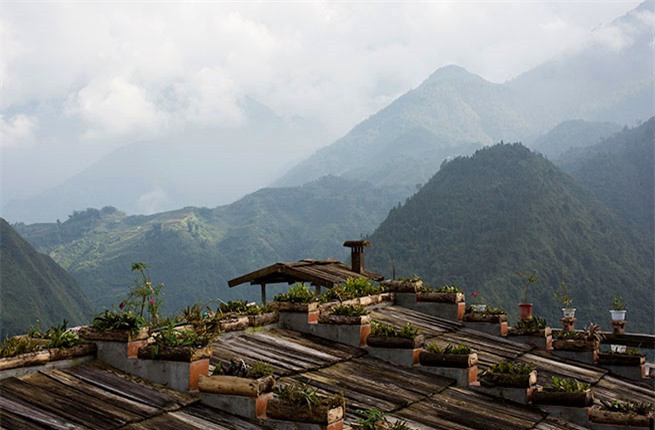 Những mái nhà được trang trí độc đáo tại bản Cát Cát – một bản du lịch tại vùng núi cao Sapa, Việt Nam.