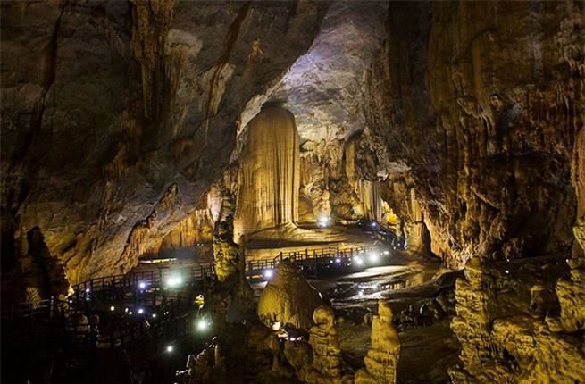 Động Thiên Đường là một hang động với vẻ đẹp đáng kinh ngạc thuộc khu vực vườn quốc gia Phong Nha – Kẻ Bàng. Chỉ 1km hang động được sử dụng để phục vụ nhu cầu tham quan của du khách thông qua một con đường bằng gỗ, tuy nhiên chiều dài thực sự của hang động này lên tới hơn 31km.