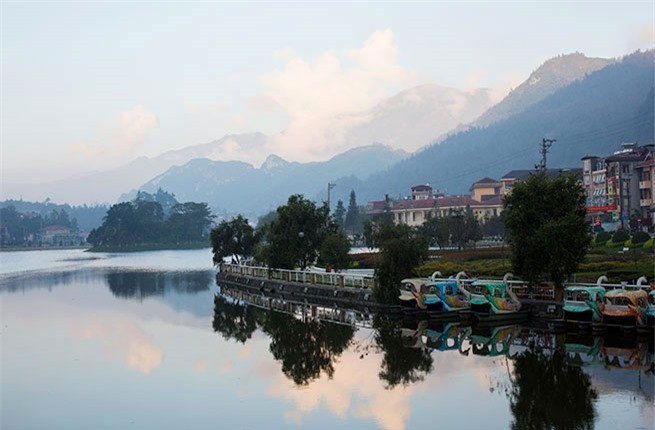 Khung cảnh màn sương mờ ảo trên hồ tại khu vực trung tâm thị trấn Sapa.