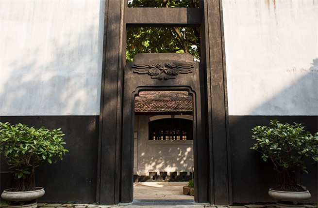 Từ khoảng sân phía trước nhìn vào bên trong nhà tù Hỏa Lò tại Hà Nội. Công trình này được xây dựng vào năm 1896 bởi quân đội Pháp. Đây cũng từng là nơi được sử dụng để giam giữ tù binh trong suốt cuộc chiến tranh tại Việt Nam.