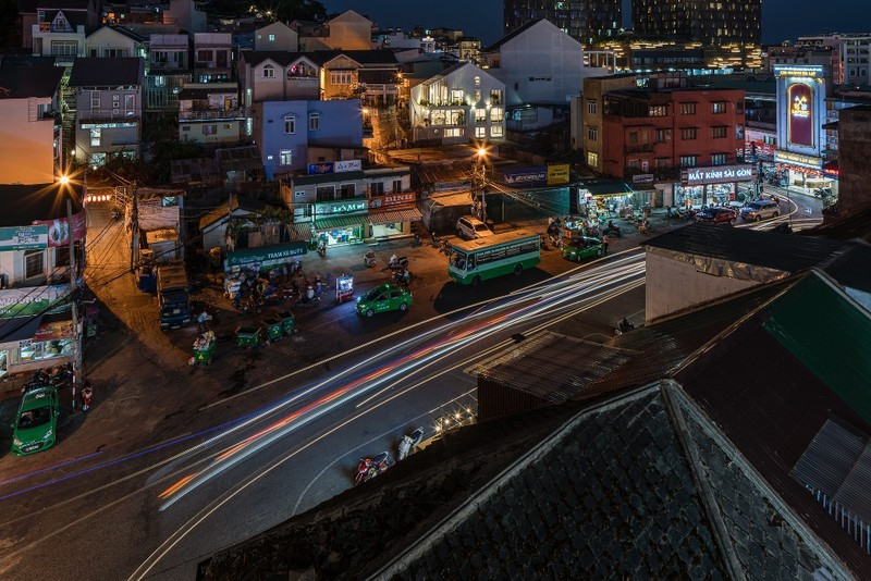 Ngoi nha co nhung tia nang xuyen qua ke la