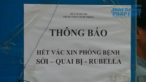 Thắc mắc về vấn đề này, nhiều gia đình đã gọi đến đường dây nóng của Trung tâm và nhận được câu trả lời cụ thể là: “Đã hết số thứ tự, nếu tiêm miễn phí thì 1h30 chiều quay lại. Nếu các gia đình muốn tiêm dịch vụ thì phải đợi từ 1-2 tuần nữa mới có vắc-xin”. Ảnh: Ngay từ 9h sáng, Trung tâm đã treo thông báo hết vacxin.