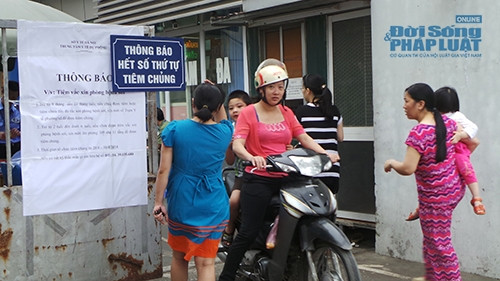 Nhiều bà mẹ bế con đến rồi lại phải quay về.