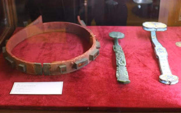 Dây thắt lưng và thẻ bài của quan.