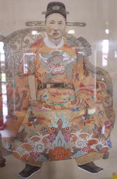 Một bộ Tứ linh bào khi thiết triều.