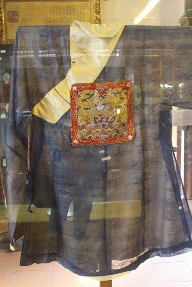 Mặc trước Áo giao lĩnh, bộ tử thêu tiên hạc của quan nhất phẩm.