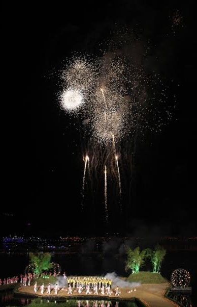 Với niềm đam mê nghệ thuật, sự nỗ lực đầy nhiệt huyết của các nghệ sỹ, diễn viên, kỹ thuật viên, kết hợp với nghệ thuật sắp đặt lửa và nghệ thuật pháo hoa đến từ Cộng hòa Pháp, hoa đăng Huế trên cây cầu Trường Tiền lịch sử và dòng Hương thơ mộng đem đến cho người xem một chương trình nghệ thuật bế mạc đầy ấn tượng, mang đậm bản sắc văn hóa Việt Nam, văn hóa Huế. Đây là bữa tiệc nghệ thuật lãng mạn như một lời chia tay ngọt ngào nhưng đầy lưu luyến.