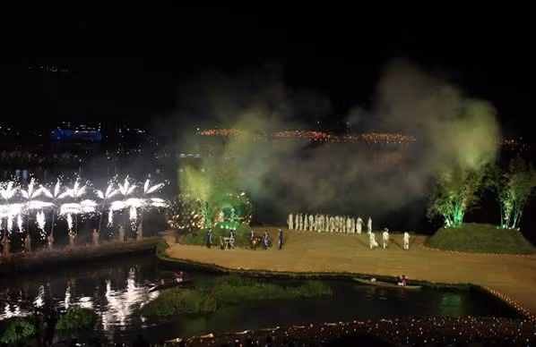 Các hoạt động của Festival Huế lần thứ 8 - 2014 đã diễn ra từ chốn hoàng cung lung linh sắc màu về đêm đã lan tỏa đến các địa phương trong tỉnh; từ thành phố Huế sôi động đến những miền quê yên tĩnh, từ đồng bằng của Huế đến các vùng cao A Lưới, Nam Đông.... và ở đâu cũng đón nhận sự hưởng ứng nhiệt tình của người dân và du khách.