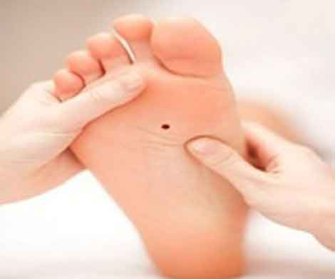 Nốt ruồi dưới chân: Nếu có nốt ruồi ở vị trí này thì bạn là người di chuyển rất nhiều, có cơ hội được đi đây đó và du lịch nước ngoài. Trong chốn quan trường, bạn là người có khả năng hô phong hoán vũ. Ngón chân có nốt ruồi biểu hiện bạn là người trung hậu thật thà, hay được bạn bè, cấp dưới giúp đỡ, bảo vệ, tương lai sau này là người có sự nghiệp hiển vinh rạng rỡ.