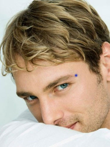 Còn nếu ở đây xuất hiện nốt ruồi xám thì có nghĩa là anh chị em ruột hoặc anh chị em họ sẽ có người gặp bất hạnh, nếu không phải tứ chi hay bị thương thì cũng dễ vướng chuyện ngoại tình. Khi bạn 33, 34 tuổi cần đặc biệt chú ý nhắc nhở người thân.