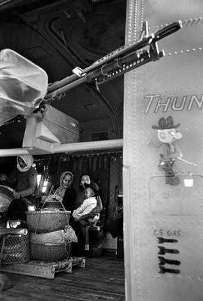  Những người dân này chuẩn bị được đưa lên trực thăng Chinook để tới khu Trại tự do của Mỹ, 1967.