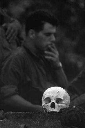  Sưu tập hộp sọ là thú vui của một vài binh lính cũng như các sĩ quan Mỹ. Người chỉ huy của đơn vị này, Đại Tá George S. Patton III (nay là Chuẩn Tướng) đã đem đến bữa tiệc chia tay của hắn một hộp sọ để ăn mừng, 1967.