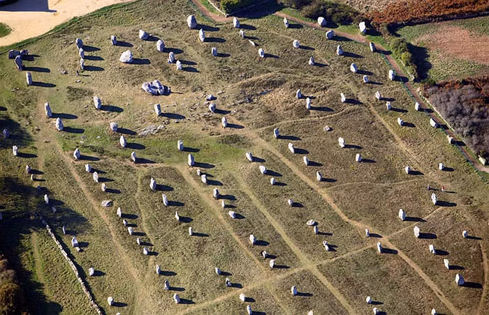 Hơn 3.000 tảng đá chôn đứng này được xếp theo 13 dòng, trải dài tới hơn 12 km.