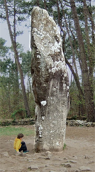 Hầu hết các tảng đá đều được chạm khắc những hình thù giản đơn. Nhiều nhất là hình tam giác, là biểu tượng mà người Celta cổ thường dùng, mang ý nghĩa Thiên chúa giáo. Biểu tượng này cũng thể hiện sự hòa hợp vũ trụ.