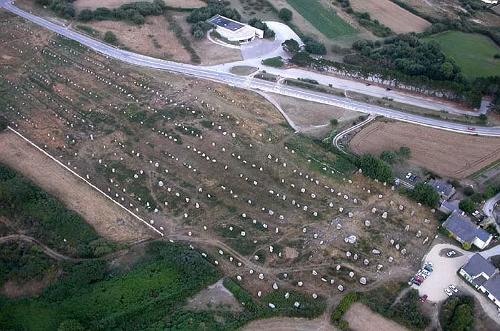 Người ta chỉ việc nhìn vào những khối đá là biết thân phận của người chết. Người nghèo chỉ có khối đá nhỏ, nhưng người giàu thì được tưởng nhớ bằng khối đá khổng lồ, nặng hàng chục tấn.