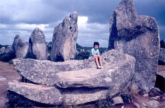 Bằng các phương tiện hiện đại, các nhà khoa học khẳng định khu cự thạch này được xây dựng trong một thời gian rất dài, cách nay từ 7.000 đến 4.000 năm, tức là, nó được xây dựng liên tục trong 3.000 năm.