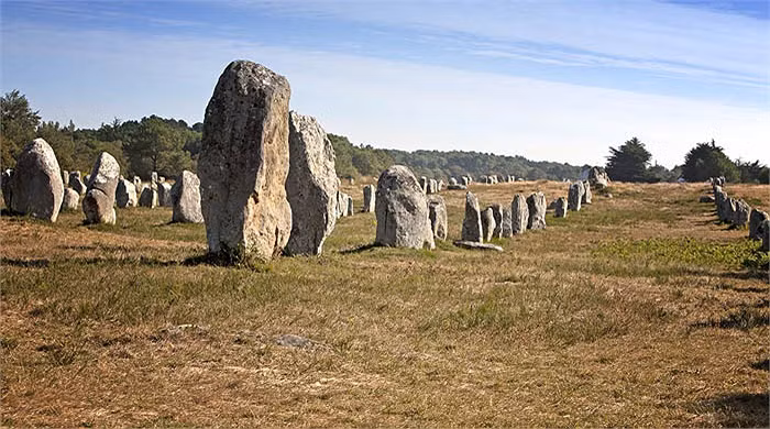 Có nhà khoa học cho rằng, những tảng đá được chôn đứng để tạo ra con đường thần thánh, nơi các vị thần đi lại.