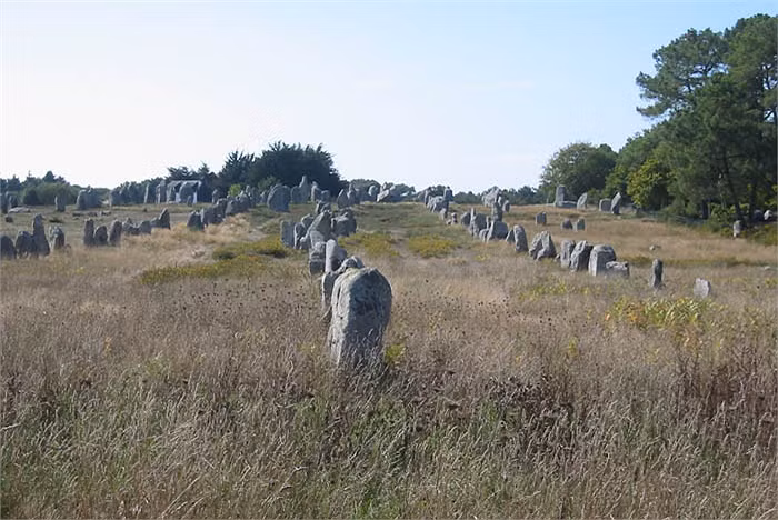 Cho đến nay, các nhà khoa học vẫn chưa tìm được câu trả lời chính xác, thuyết phục vì sao người xưa dựng những tảng đá này thành hàng lối như vậy, chỉ biết rằng, chúng được tạo ra bởi người tiền sử, từ nhiều ngàn năm trước.