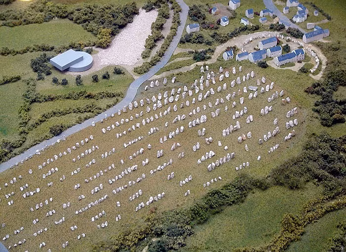 Quá trình xây dựng kéo dài, trên một vùng rộng lớn, khiến ngôi làng Carnac trở thành vùng đất có hệ thống cự thạch lớn nhất thế giới. Tất cả những khối đá chôn đứng đều nguyên khối và đơn lẻ. Kích thước các tảng đá cũng khác biệt. Có tảng đá chỉ cao 1 mét, song có tảng cao đến 20 mét.