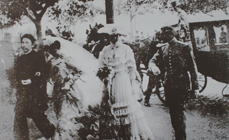 Những năm sống ở Pháp, vua Hàm Nghi đã sánh duyên cùng vương phi Marcelle Laloe của Pháp.