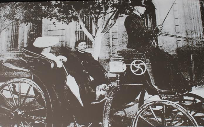 Vua Hàm Nghi những ngày sống ở Pháp cùng người vợ của mình.