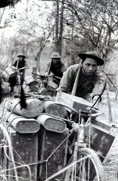 Đơn vị vận tải C3 anh hùng (Đoàn 250 Tây Nguyên) chuyển đạn phục vụ chiến dịch.