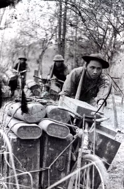 Đơn vị vận tải C3 anh hùng (Đoàn 250 Tây Nguyên) chuyển đạn phục vụ chiến dịch.