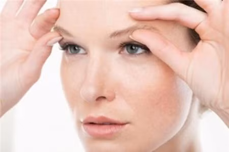 Lông mày mọc lộn xộn: Lông mày đẹp hay xấu cũng là một trong những nhân tố đặc trưng biểu hiện đường sự nghiệp công danh của con người. Đặc biệt những người có đường lông mày chia cắt lộn xộn thì vô cùng bất lợi. Người như vậy tính cách thường nóng vội, không biết cư xử khéo léo trong giao tiếp với đồng nghiệp nên dễ gặp trở ngại trong công việc.