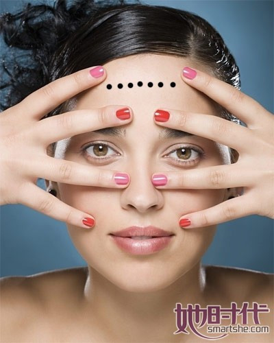 Tuy nhiên ở phần trán xuất hiện nốt ruồi thì lại là một điều không may, sự nghiệp, quan trường đều không được như ý muốn, hay bị kìm hãm, dù trong công việc có làm tốt bao nhiêu cũng không được ghi nhận. Ngoài ra, những người có nốt ruồi ở trán cũng hay gặp thị phi chốn công sở nên dễ bị sếp soi mói, bới lông tìm vết, do vậy, công danh sự nghiệp vất vả vô cùng.