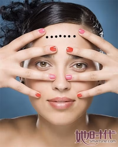 Tuy nhiên ở phần trán xuất hiện nốt ruồi thì lại là một điều không may, sự nghiệp, quan trường đều không được như ý muốn, hay bị kìm hãm, dù trong công việc có làm tốt bao nhiêu cũng không được ghi nhận. Ngoài ra, những người có nốt ruồi ở trán cũng hay gặp thị phi chốn công sở nên dễ bị sếp soi mói, bới lông tìm vết, do vậy, công danh sự nghiệp vất vả vô cùng.