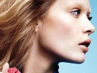 Còn với những người có đuôi mắt nhiều nếp nhăn thì hay gặp trắc trở trong chuyện tình cảm, gặp nhiều biến cố lớn trong hôn nhân, tỉ lệ li hôn cao. Không chỉ về mặt tình cảm, những người này cũng thường có công danh sự nghiệp vất vả không thuận lợi. Đặc biệt, nếu là phụ nữ thì dễ bất hòa với đồng nghiệp. Bạn hay bị họ gièm pha nên dễ vướng vào những rắc rối ngoài ý muốn trong công việc.