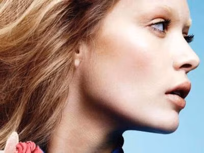 Còn với những người có đuôi mắt nhiều nếp nhăn thì hay gặp trắc trở trong chuyện tình cảm, gặp nhiều biến cố lớn trong hôn nhân, tỉ lệ li hôn cao. Không chỉ về mặt tình cảm, những người này cũng thường có công danh sự nghiệp vất vả không thuận lợi. Đặc biệt, nếu là phụ nữ thì dễ bất hòa với đồng nghiệp. Bạn hay bị họ gièm pha nên dễ vướng vào những rắc rối ngoài ý muốn trong công việc.